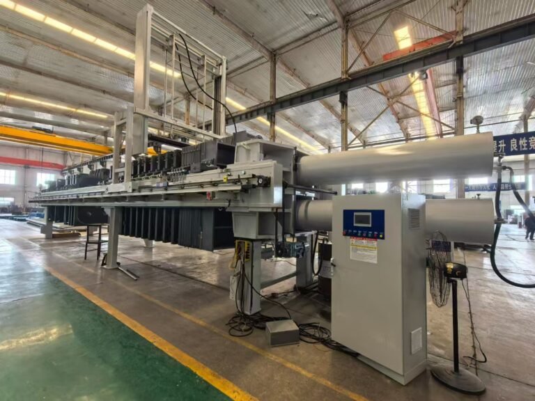 Filter press chamber otomatis penuh di bengkel industri, peralatan pemisahan padatan-cairan efisiensi tinggi
