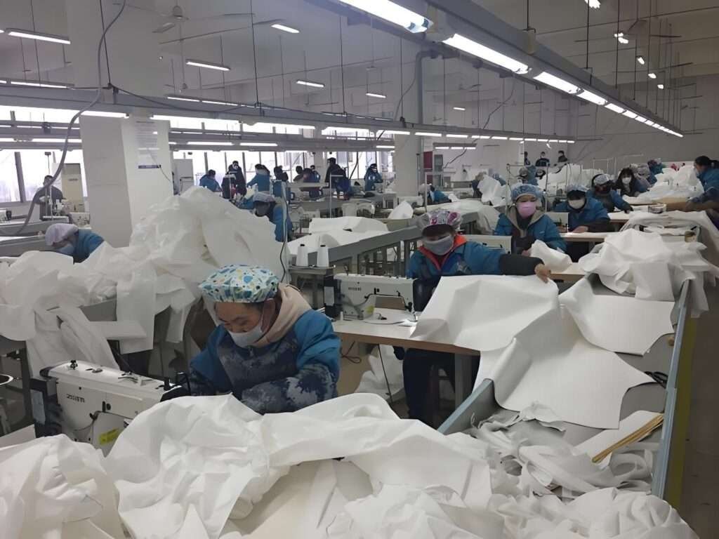 생산 작업장에서 여과포를 재단하고 재봉하는 중